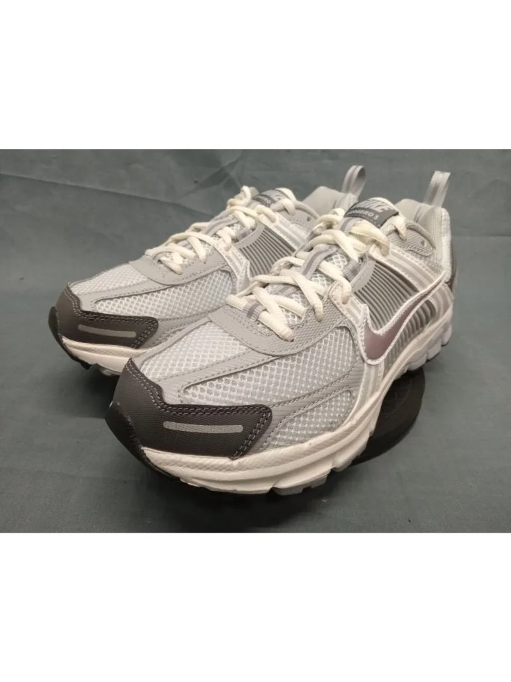 Nike Vomero 5 (GS) Sneakers Mesh Pure Platinum Silver Boys Size 5.5 NEW IN BOX!